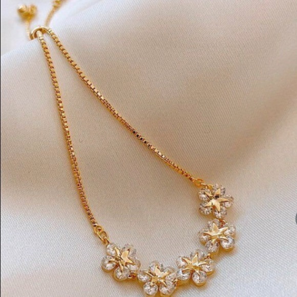 Five Flower Fashion Bracelet - Picture 5 of 5